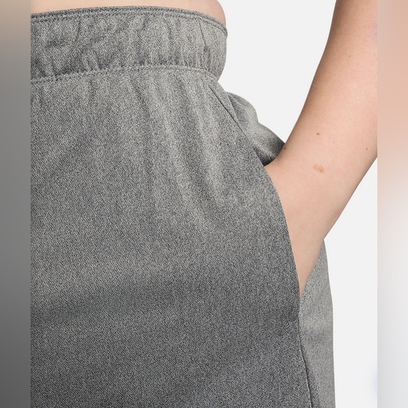 Nike Dri-FIT Attack Women's Mid-Rise 5" Unlined Training Shorts (Plus SZ) 2X - Picture 3 of 8